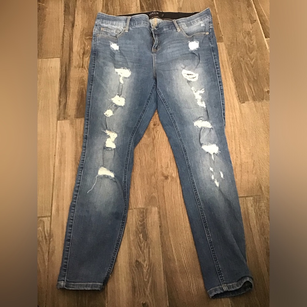Torrid premium distressed Blue bombshell skinny jeans. Size 18R - Picture 2 of 8